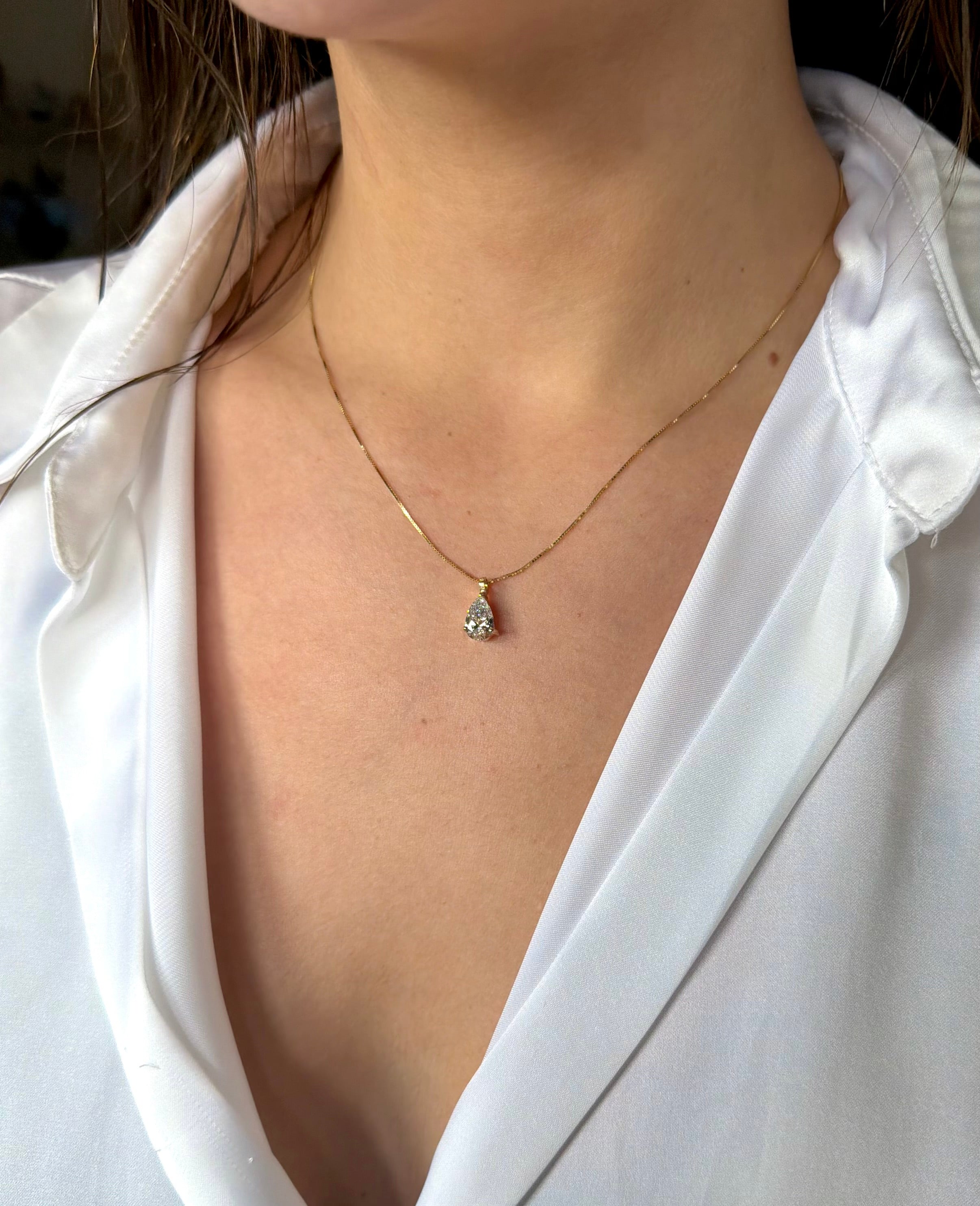 Collar diamante corte pera