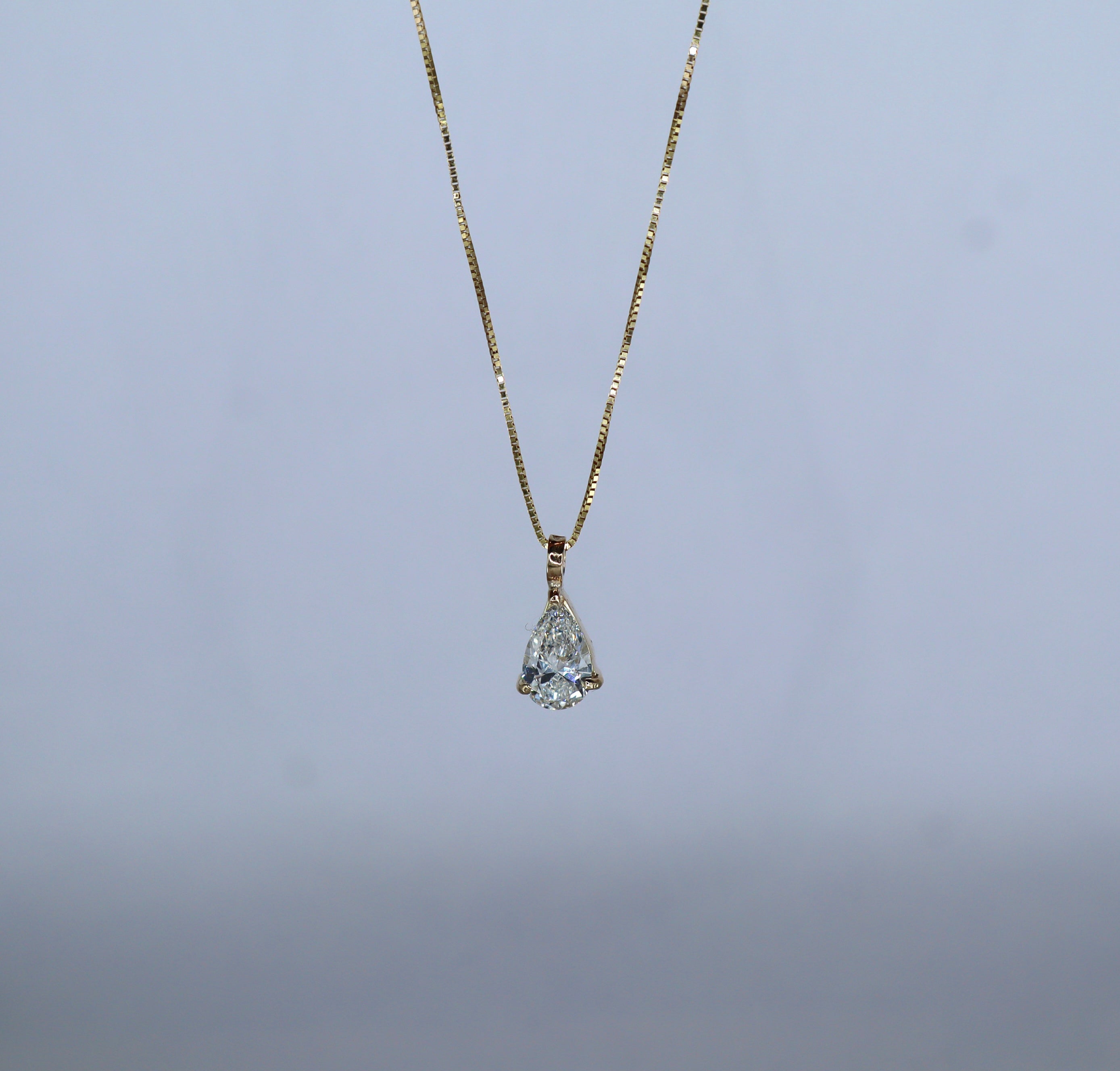 Collar diamante corte pera