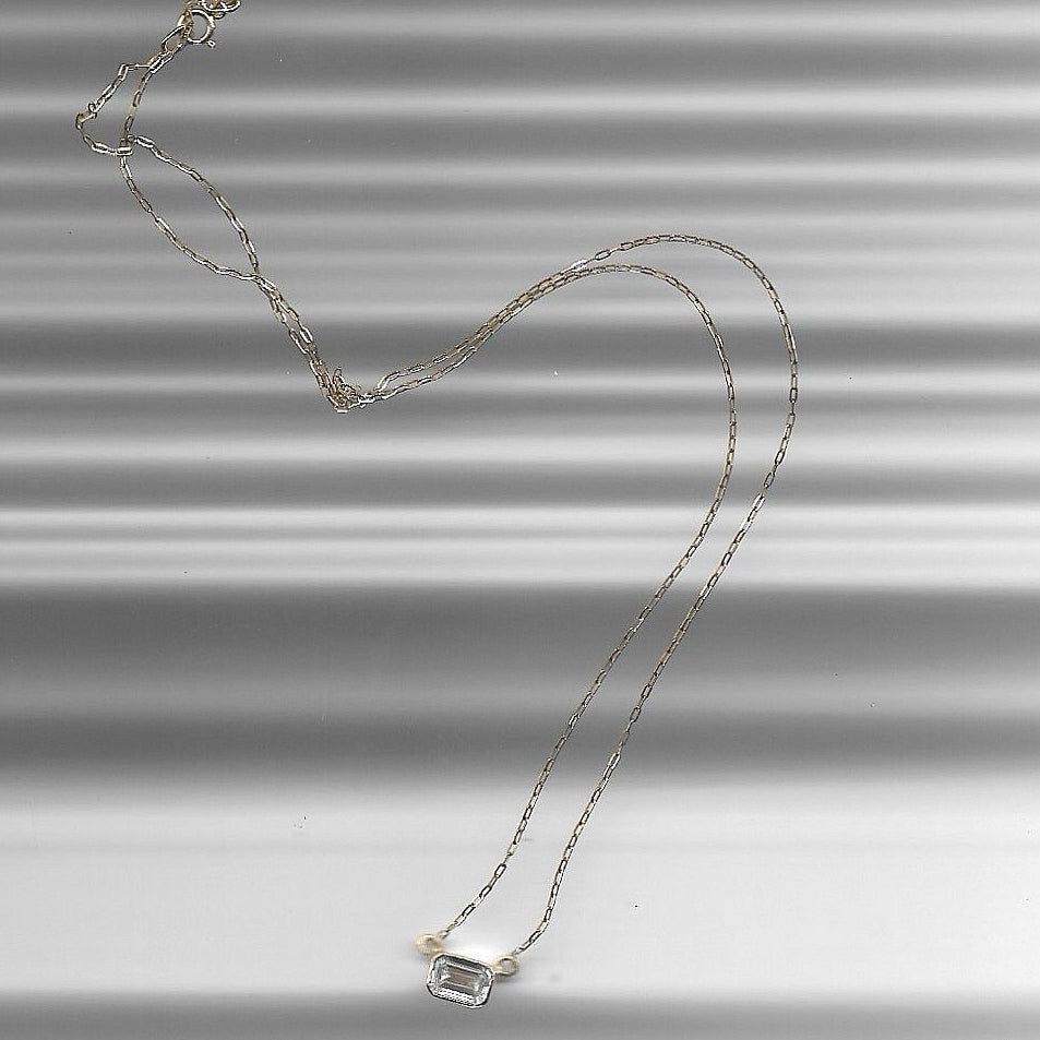 Collar corte esmeralda bezel